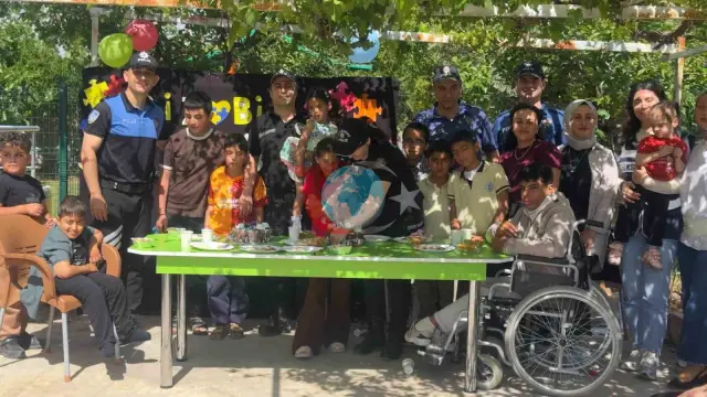 Ceylanpınar'da Polislerden Özel Çocuklara Pasta Sürprizi