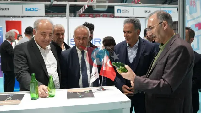 Rektörler İpekyolu Kariyer Fuarı'nda Gençlerle Buluştu