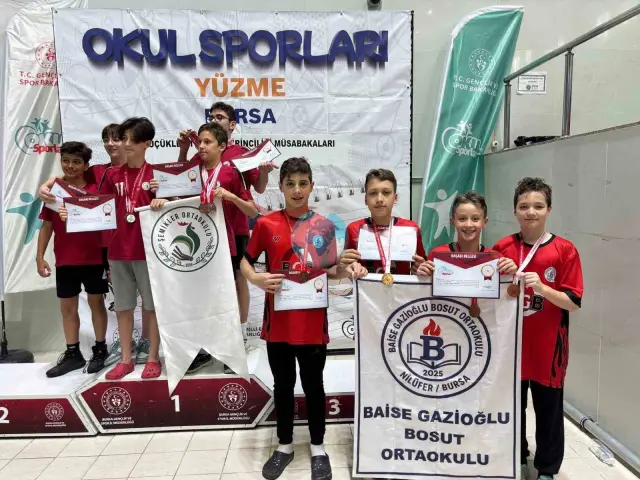 Бурсадағы орта мектеп оқушылары жүзуден Түркия чемпионы атанды