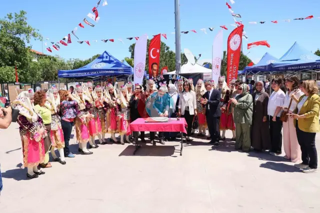 Uniwersitet okuwçylarynyň senetçilik sergisi uly gyzyklanma döretdi