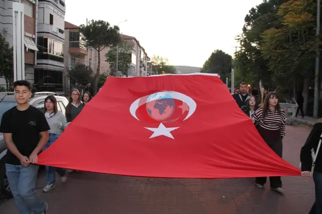 19-may kuni Qula shahrida Chiroqlar yurishi bilan nishonlandi