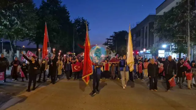 Düzcedə Həyəcanlı 19 May qeyd etmələri Fənər yürüşü ilə başladı