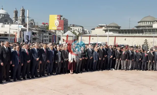Taksim Meydanı'nda 19 Mayıs Coşkusu: Anıta Çelenk Töreni