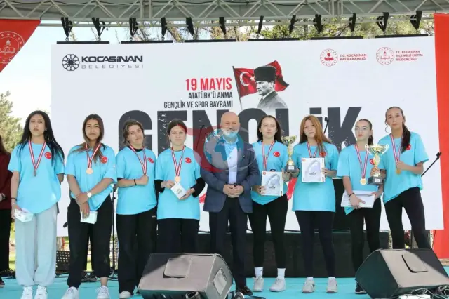Kocasinan'da Gençlik Şöleni: Başkan Çolakbayrakdar'dan Gençlere Övgü