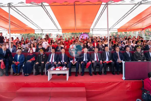Manisa'da 19 Mayıs'ın Coşkusu: Gençlerin Enerjisi Şehri Sarstı