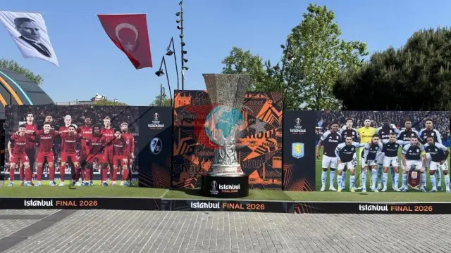 İlhan Mansız UEFA Kuboku ilə Beşiktaşda Futbolsevərlərlə Görüşdü