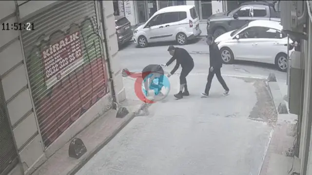 Beyoğlu'nda Tehlikeli Anlar: Yoldan Geçerken Cam Parçaları Üzerine Düştü