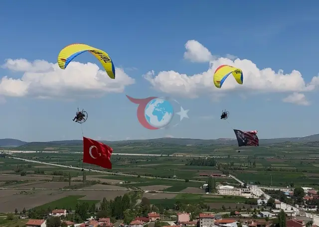 Pilotlar 19 Mayıs’ı Gökyüzünde Kutladı: Türk Bayrağı ve Atatürk Posteri ile Anma