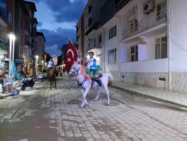 Selendi'de Coşkulu Gençlik Yürüyüşü ve Cirit Atlı Fener Alayı