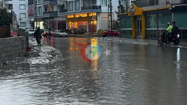 Hatay Dörtyol'da Sağanak Yağış Hayatı Felç Etti