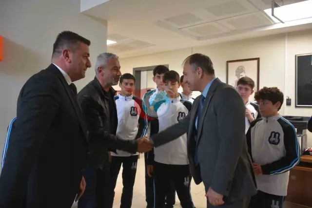 Ahmet Hamdi Tanpınar Ortaokulu Futsal Takımı Büyük Başarıya İmza Attı