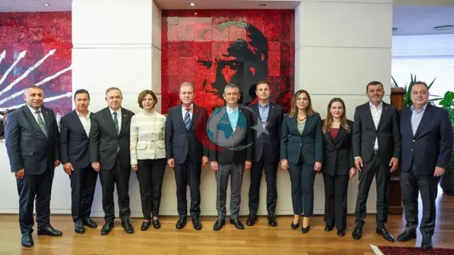 O'zgur O'zel CHP shahar hokimlari bilan uchrashdi