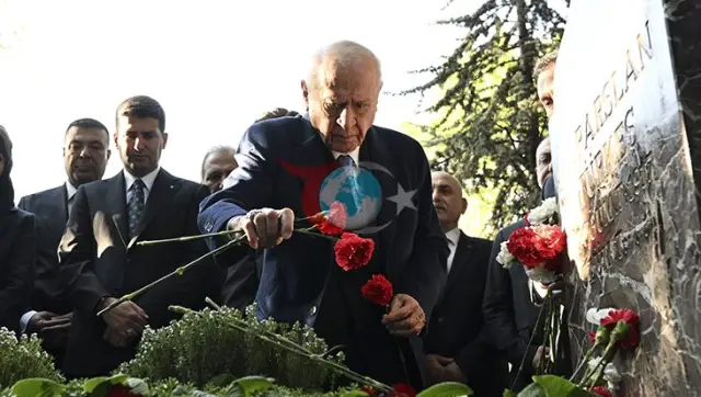 Devlet Bahçeli, Alparslan Türkeş’in Anıt Mezarını Ziyaret Etti