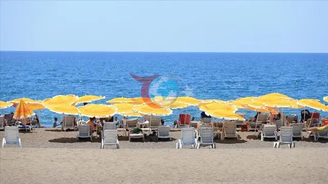 Antalya'nın Plajlarında Bayram Yoğunluğu: Tatilciler Serinlemek İçin Akın Etti
