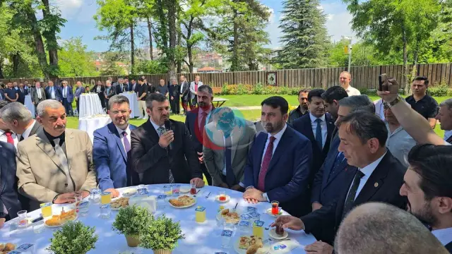 Karabükdagi bayram ishtiyoqi: Gubernator va parlament a'zolari birgalikda