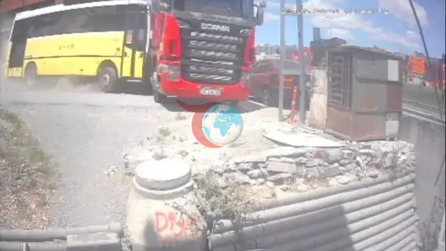 Бейликдюзде автобус басқарудан шығып, жүк көлігін соқты