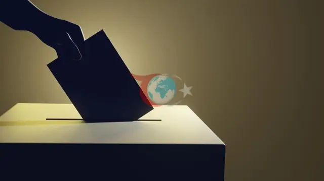 İnsanlar Maltada erkən seçkilərdə sandıq başına gedir