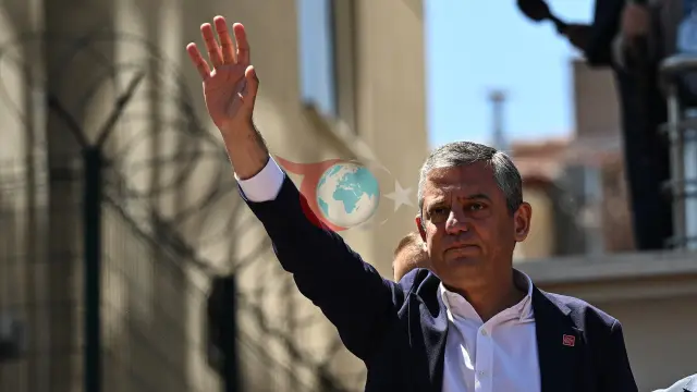 CHPda keskinlik kuchaymoqda: Kongress va Guruh yig'ilishida O'zg'ur O'zelning hujumi