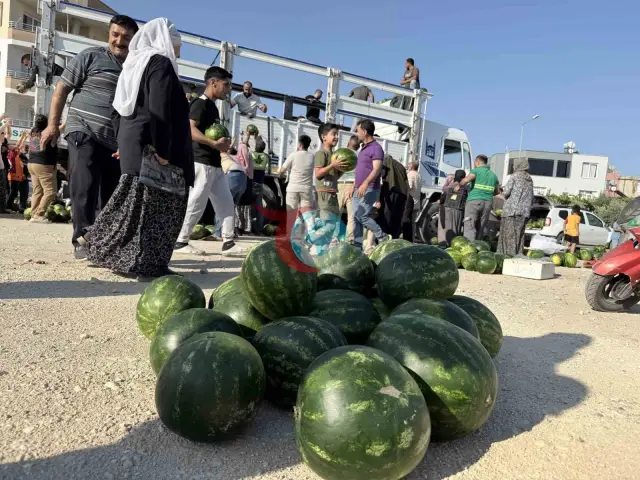 Tarsus'ta Hayırseverden Ücretsiz 30 Ton Karpuz Dağıtımı