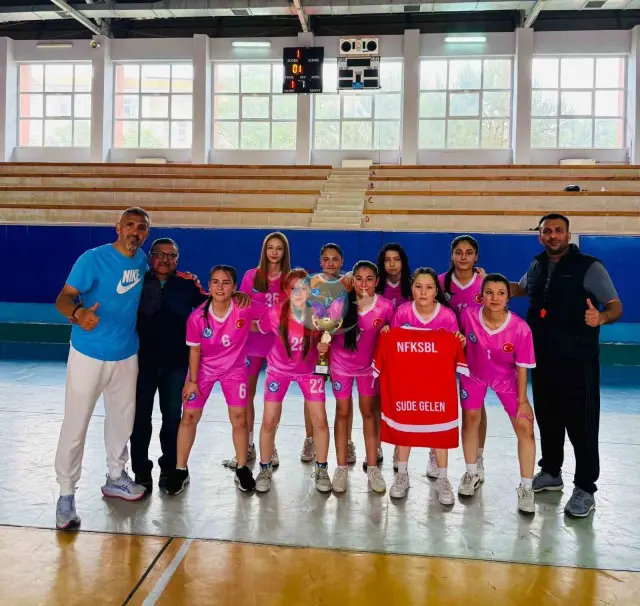 Salihli Sosyal Bilimler Lisesi Futsal Turnuvasında Çifte Zafer