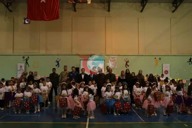 Oltu'da Miniklerden Coşkulu Yıl Sonu Kur'an Kursu Gösterisi