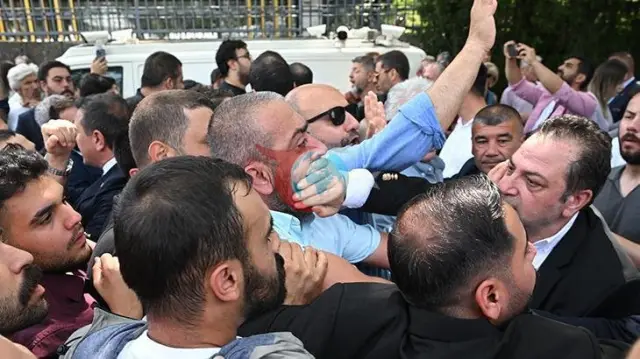 TBMM Önünde CHP'liler Arasında Gerginlik Yaşandı