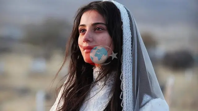 Helin Kandemir'den Temizlik Tutkusu: Kolonya ve Diş Fırçası