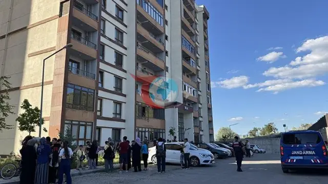 Nevşehirdə 2 yaşlı uşaq 5-ci mərtəbədən yıxılaraq həyatını itirib.