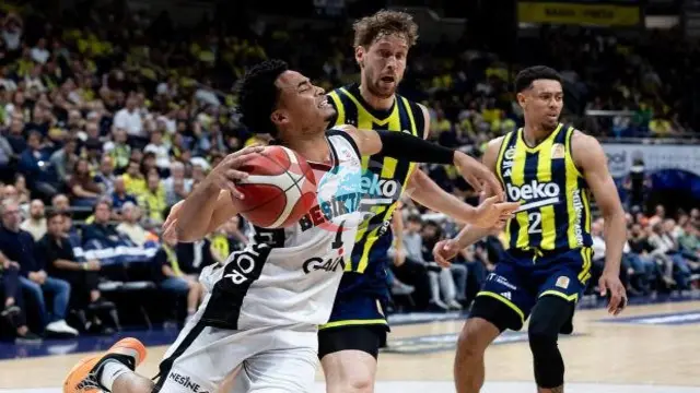 Beşiktaş ve Fenerbahçe Arasında Nefes Kesen Maç Devam Ediyor