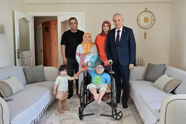 Kepez Belediyesi'nden Anlamlı Destek: Kerem'e Tekerlekli Sandalye Hediyesi