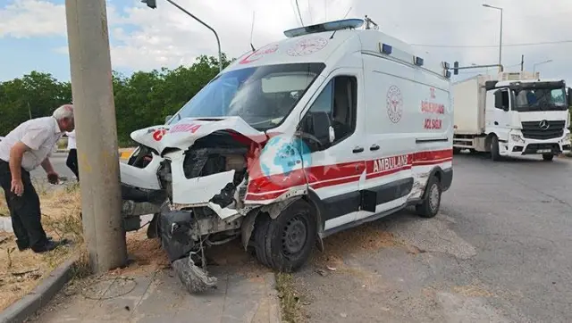 Bitlis'te Kavşakta Korkunç Kaza: Ambulans ve Otomobil Çarpıştı
