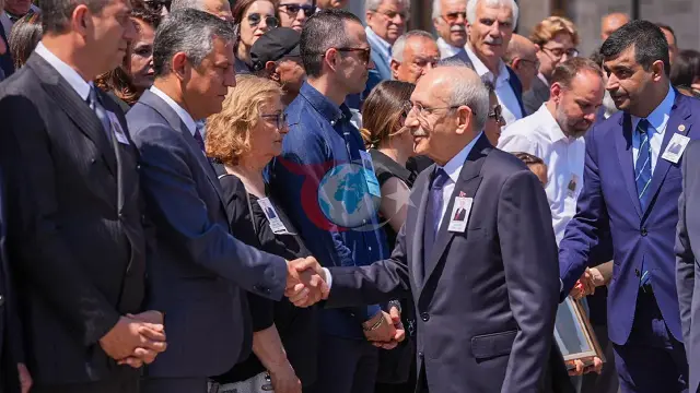 Kılıçdaroğlu ve Özel'in İlk Teması: Cenaze Töreninde El Sıkıştılar