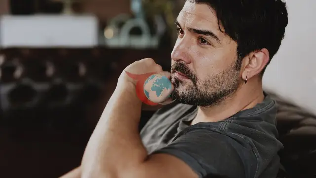 İlkay Sipahidən Yeni Mahnı: "Salına Çərşənbə axşamı" ilə Musiqisevərlərlə Görüşür