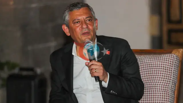 Özgür Özeliň täze partiýasy: Iň ähtimal ady we senesi