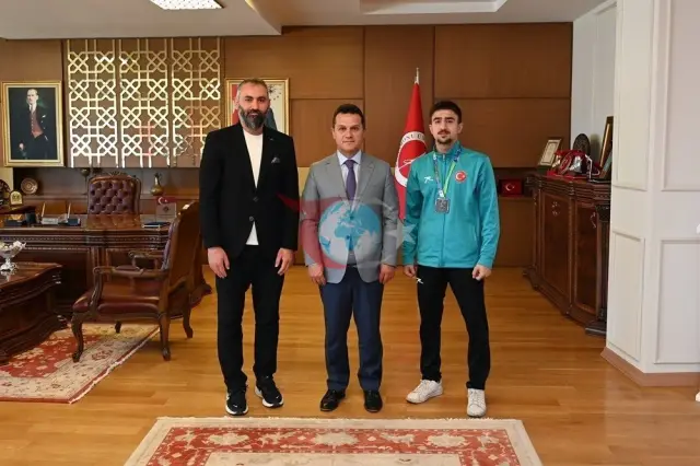 Rektor Topal Dünya İkincisi olan idmançını təbrik edib