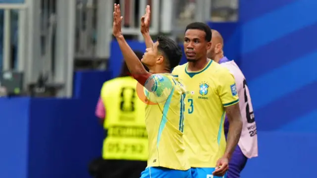 Braziliya son dəqiqə qolu ilə tura yüksəldi