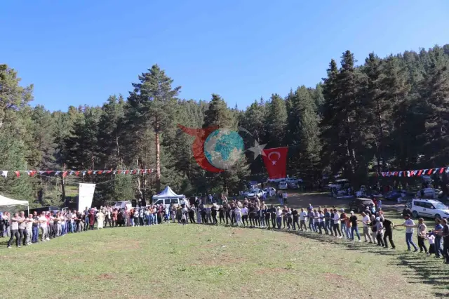Erzurum'da Renkli Anlar: Karnavas Dut Pekmezi Festivali Coşkuyla Kutlandı
