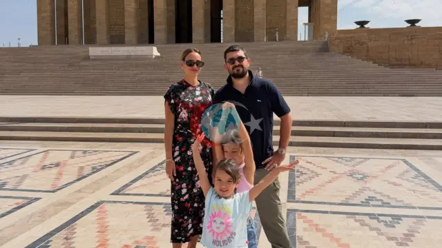 Seda Bakan ve Ailesinden Anlamlı Anıtkabir Ziyareti: "Sonsuz Saygı ve Minnetle"