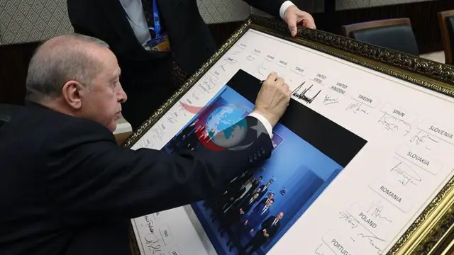 Prezident Erdog'anning NATO sammitidagi tarixiy imzosi: Anqaradagi ulkan sammit rasm bilan abadiylashtirildi