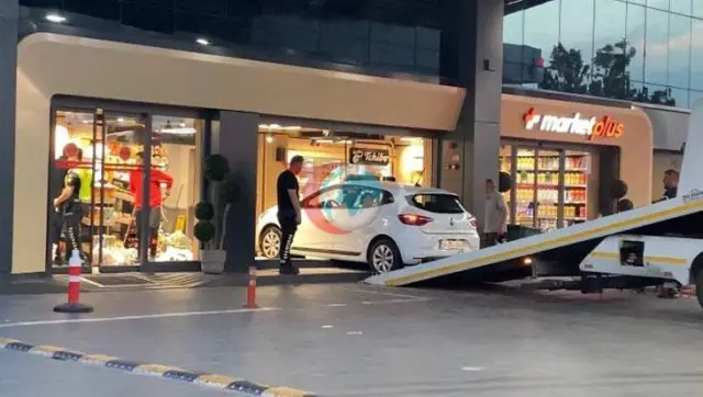 Bağcılar'da Akılalmaz Kaza: Otomobiliyle Akaryakıt İstasyonunun Marketine Daldı!