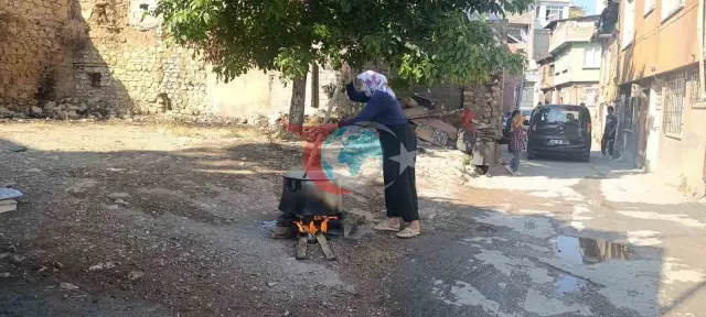 Kahramanmaraş’ta İmece Usulü Aşure Geleneği: Şehit Evliya Mahallesi Kazan Başında Buluştu