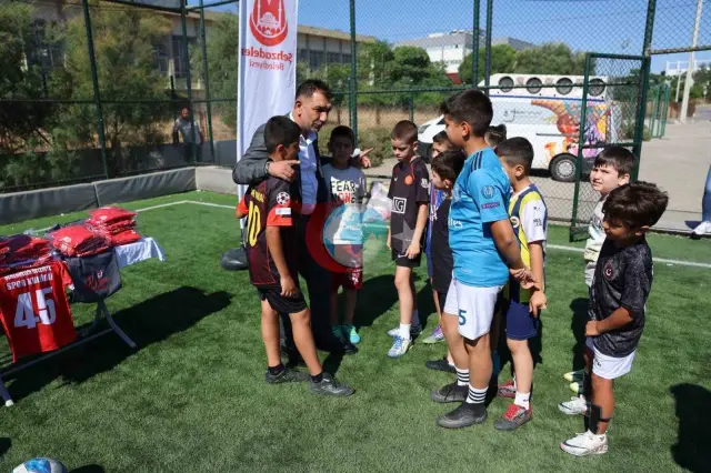 Şehzadeler’de Geleceğin Futbolcuları Sahaya İndi: Yaz Futbol Okulu Başladı