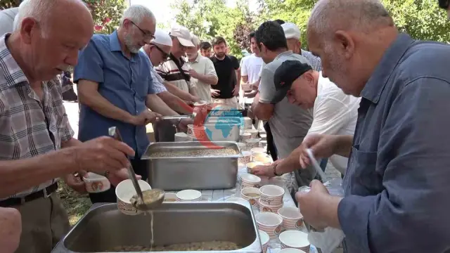 Bursada Aşura Bərəkəti: Kiremitçi Sinanbəy Məscidində 1500 nəfərlik süfrə