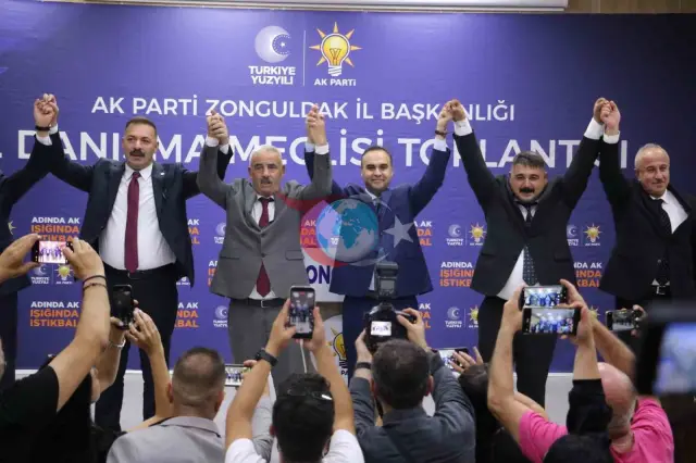 CHP-dən istefa verən iki Şura üzvü AK Partiyaya keçdi: Nazir Kacır Nişanlarını taxdı