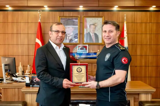 Bilecik'te Yılların Emeğine Anlamlı Veda: Emekli Polis Memuru Muhammet Saatci'ye Plaket Takdim Edildi