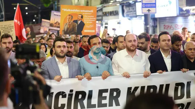 Ayasofyaning ozodlik marshi: Minglab yoshlar Beyazitdan Ayasofyaga tarixiy meros uchun yurish qildi