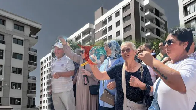 İzmir Örnekköy Kentsel Dönüşümünde Teslimat Krizi: Hak Sahiplerinden Anahtarlı Protesto