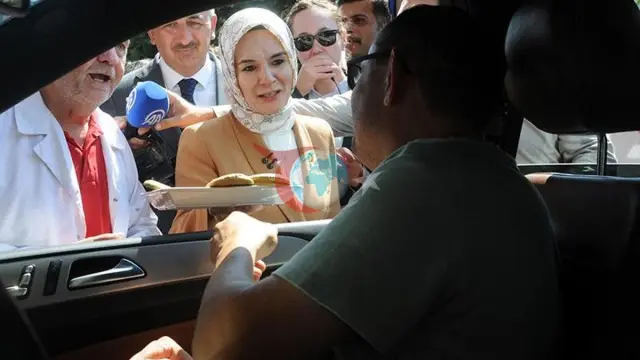 Vazir Göktaşdan Kapikule shahridagi hayratlanarli kutib olish: "Bizning muhojirlarimiz ikki davlat o'rtasidagi qalblar ko'prigidir"