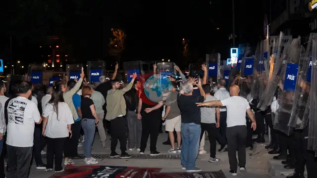 CHP Ankara İl Başkanlığında Gece Yarısı Gerginliği: Fahri Yıldırım ve Partililer Karşı Karşıya Geldi