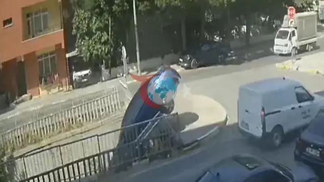 Pendikdə Dəhşətli Qəza: İdarədən Çıxan Avtomobil Dərəyə Uçdu!
